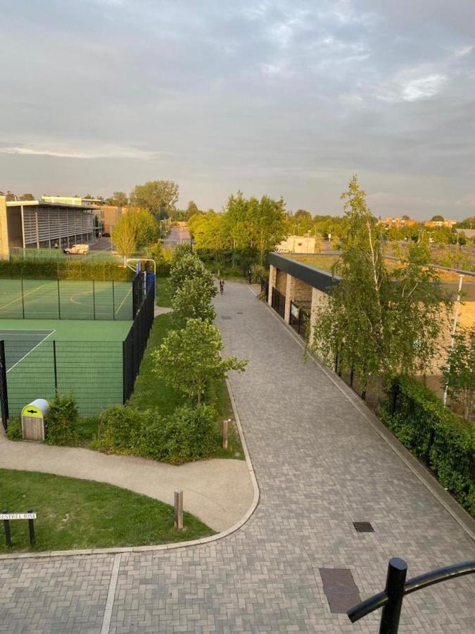 Contemporary Trumpington: Modern Apartment with Parking, Terrace & Hospital Proximity Cambridge  Exterior photo