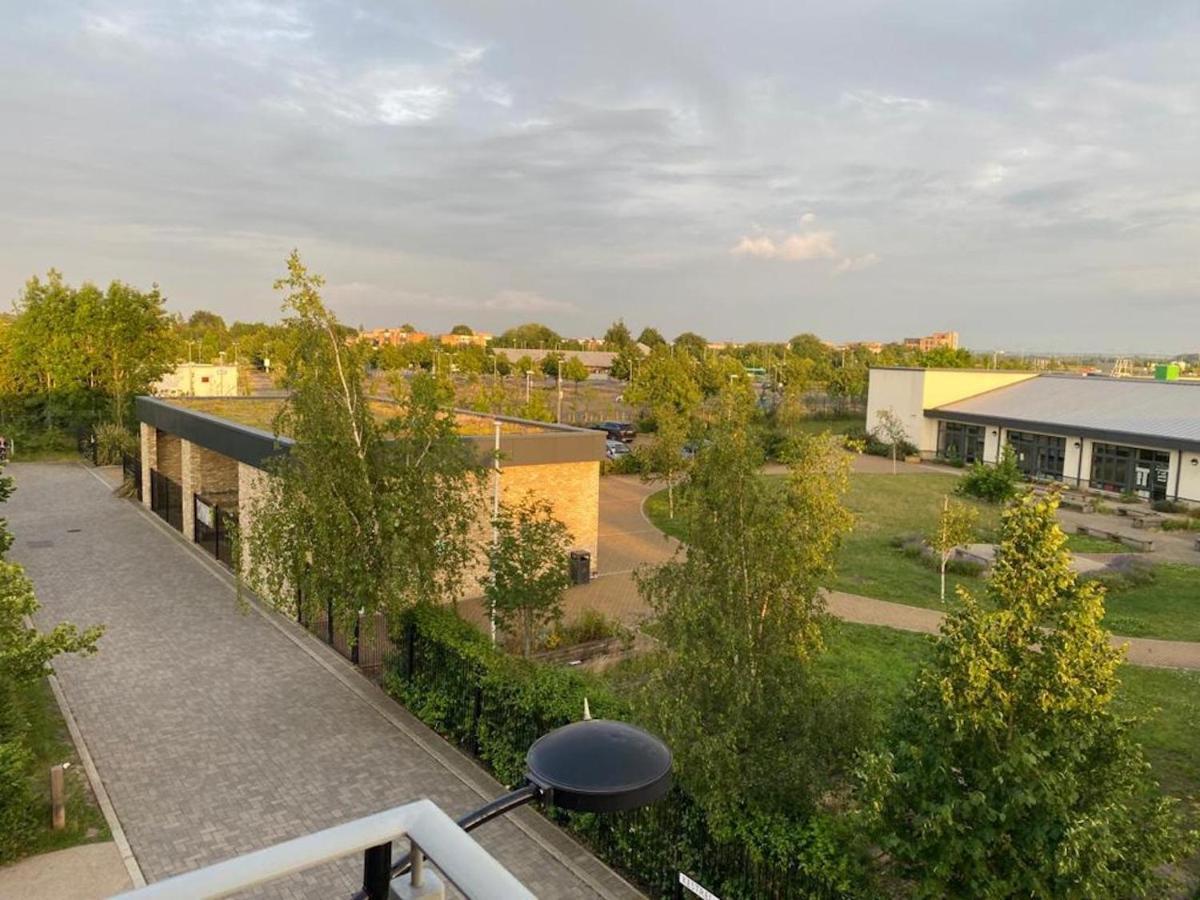 Contemporary Trumpington: Modern Apartment with Parking, Terrace & Hospital Proximity Cambridge  Exterior photo