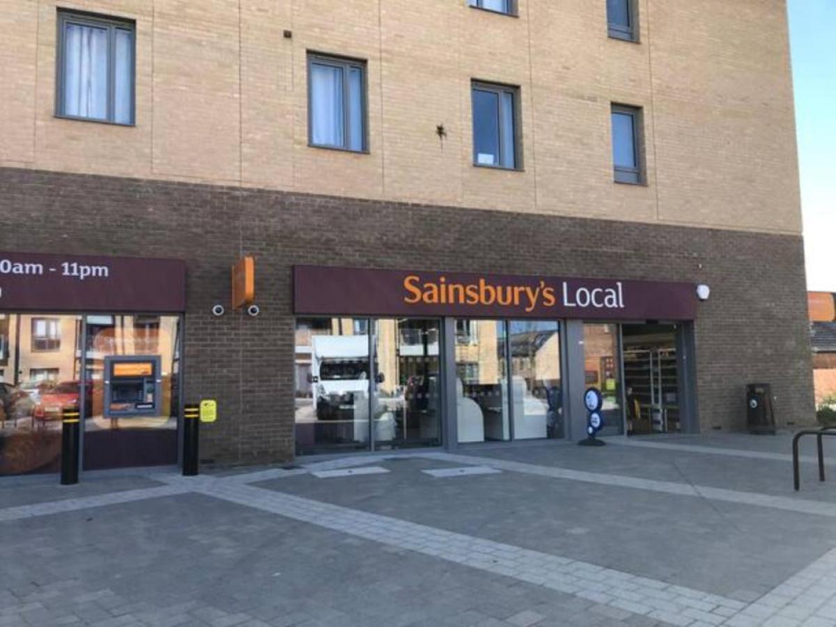 Contemporary Trumpington: Modern Apartment with Parking, Terrace & Hospital Proximity Cambridge  Exterior photo