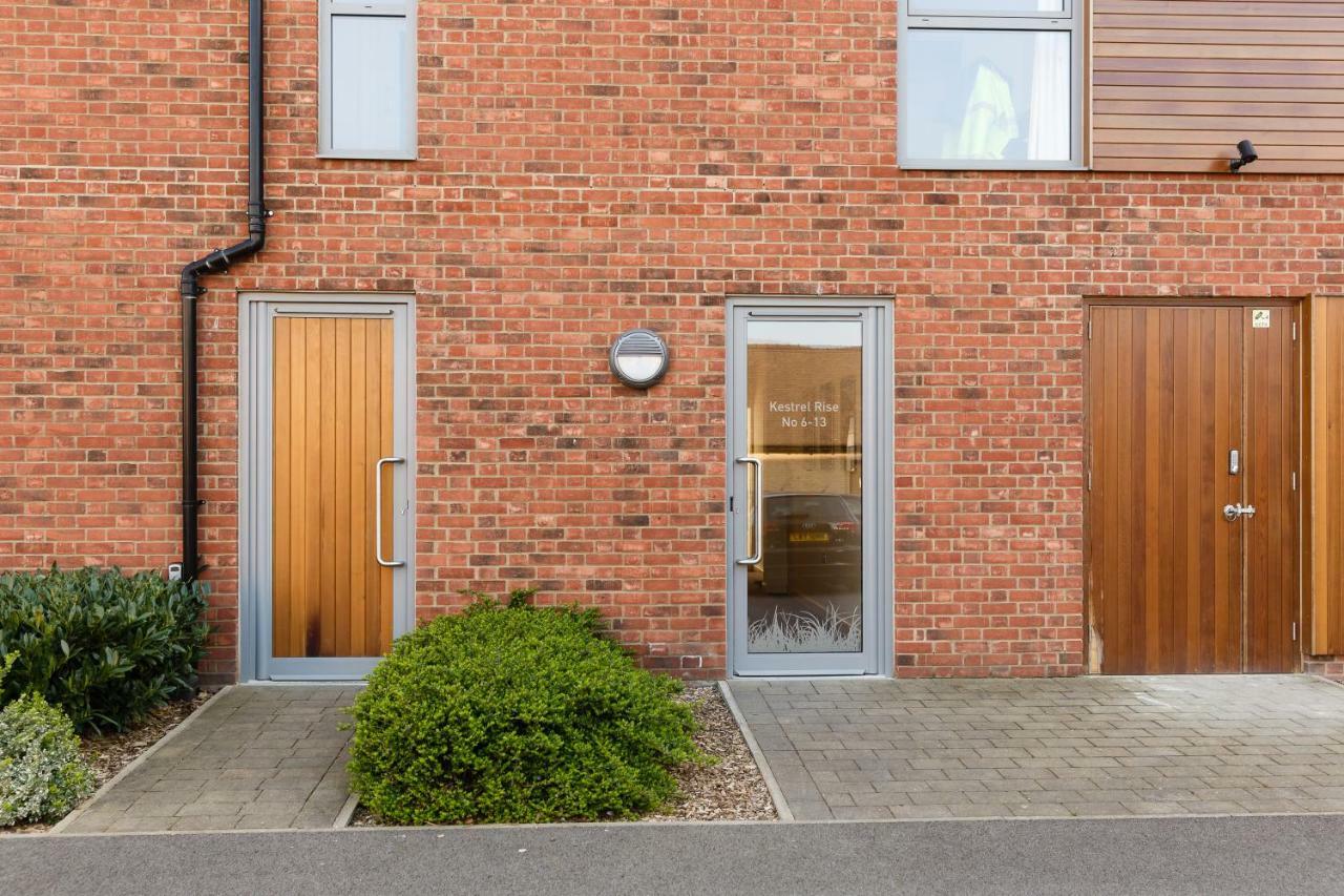 Contemporary Trumpington: Modern Apartment with Parking, Terrace & Hospital Proximity Cambridge  Exterior photo