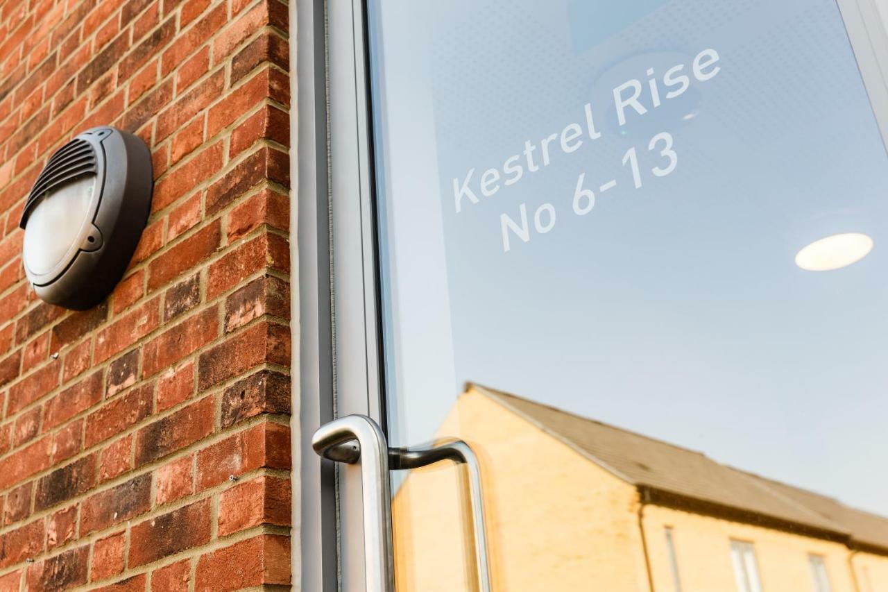 Contemporary Trumpington: Modern Apartment with Parking, Terrace & Hospital Proximity Cambridge  Exterior photo