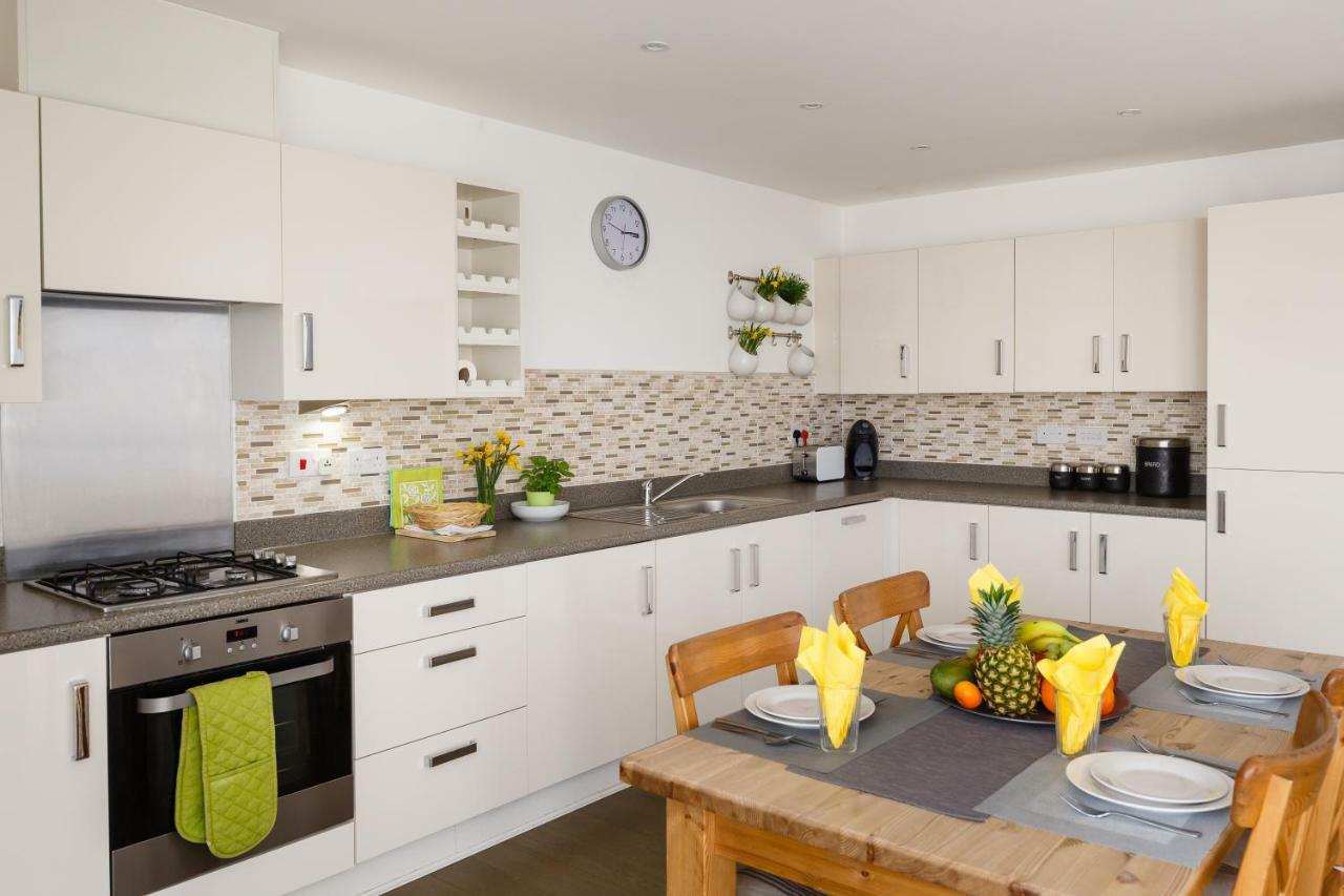Contemporary Trumpington: Modern Apartment with Parking, Terrace & Hospital Proximity Cambridge  Exterior photo