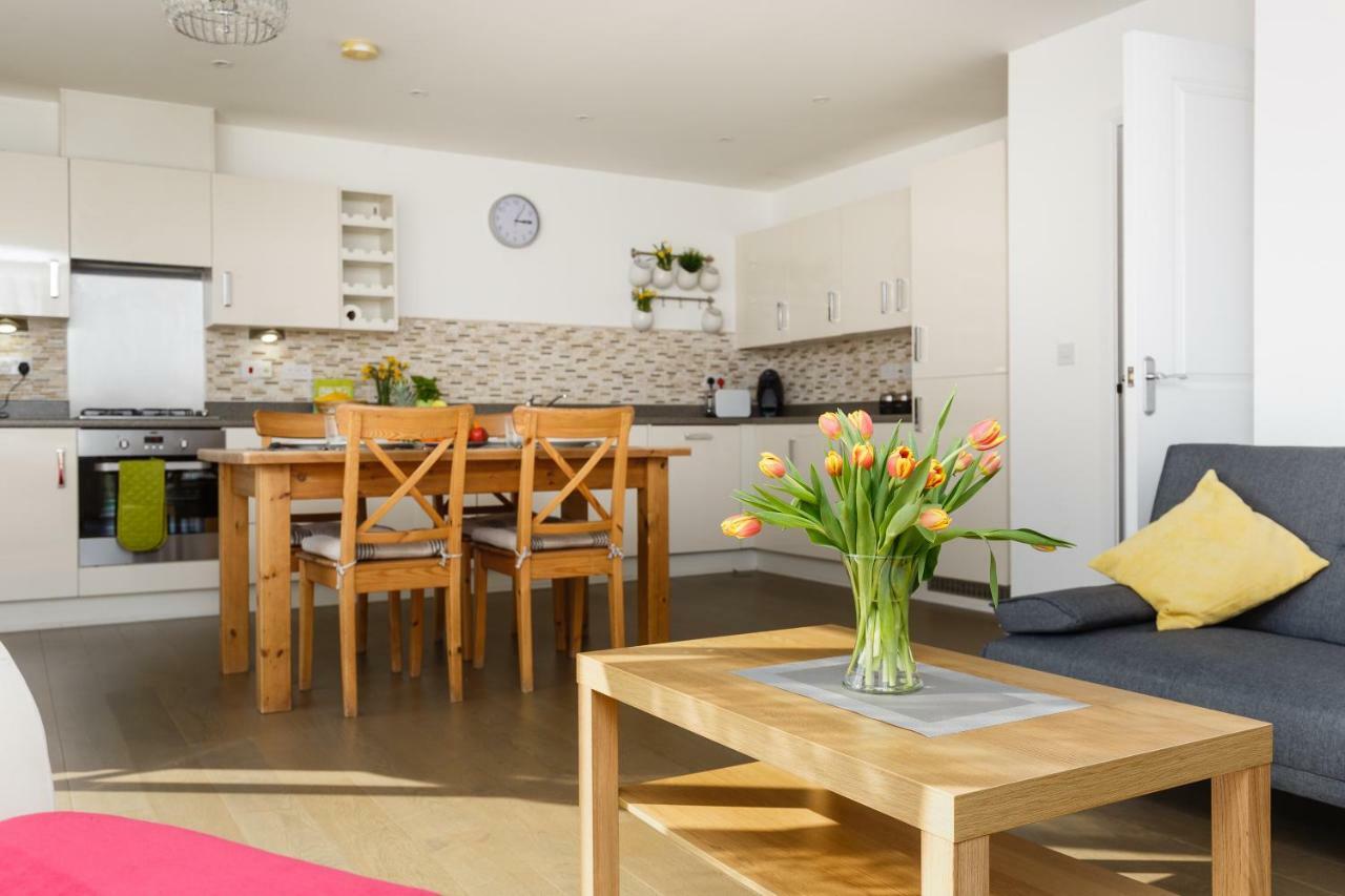 Contemporary Trumpington: Modern Apartment with Parking, Terrace & Hospital Proximity Cambridge  Exterior photo