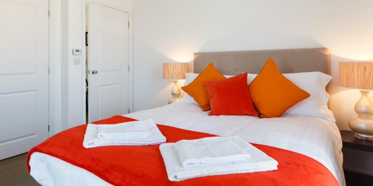 Contemporary Trumpington: Modern Apartment with Parking, Terrace & Hospital Proximity Cambridge  Exterior photo