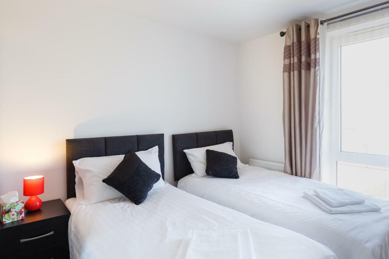 Contemporary Trumpington: Modern Apartment with Parking, Terrace & Hospital Proximity Cambridge  Exterior photo