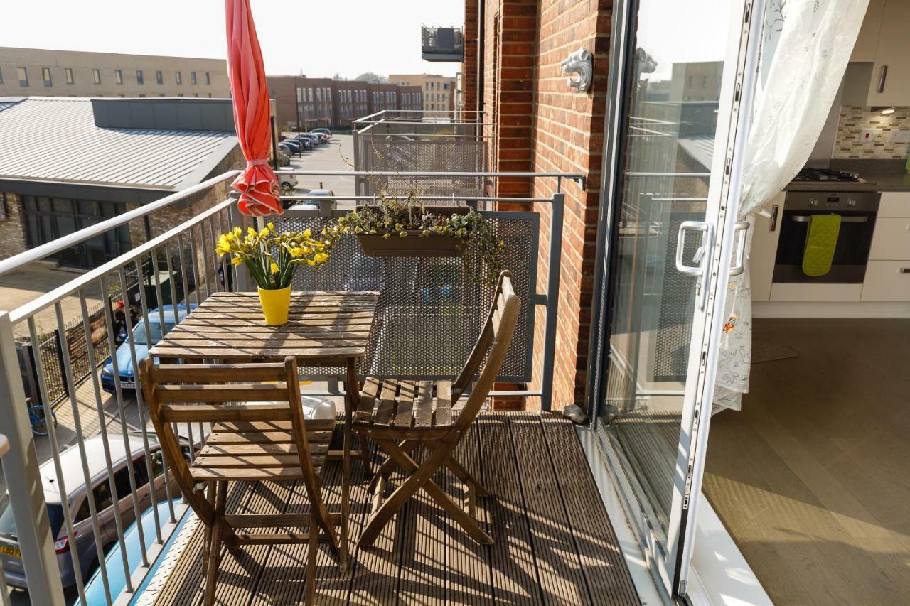 Contemporary Trumpington: Modern Apartment with Parking, Terrace & Hospital Proximity Cambridge  Exterior photo