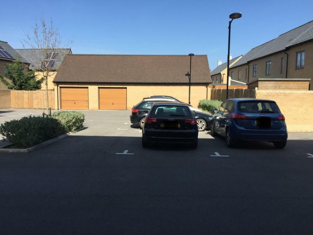 Contemporary Trumpington: Modern Apartment with Parking, Terrace & Hospital Proximity Cambridge  Exterior photo